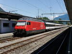 SBB - 460 006-0 im Bahnhof Interlaken Ost mit IC nach Basel ( Bern ) am 05.08.2017