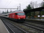 SBB - 460 037-5 mit IC bei der durchfahrt im Bahnhof von Liestal am 23.12.2017