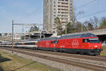 Doppeltraktion, mit den Loks 460 034-2 und 460 097-9 fahren Richtung Bahnhof Muttenz.