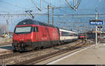 Re 460 048 verlässt am 23. Februar 2018 den Bahnhof Martigny mit einem IR nach Brig, während Re 460 024 mit dem Gegenzug nach Genève Aéroport gerade einfährt.