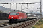 Re 460 034-2 durchfährt den Bahnhof Gelterkinden. Die Aufnahme stammt vom 19.02.2018.