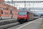 Re 460 012-8 durchfährt den Bahnhof Muttenz.
