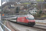 Nachschuss des Intercity nach Chur mit der Schublok Re 460 015 auf der Durchfahrt in Mühlehorn.