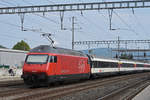 Re 460 056-5, durchfährt den Bahnhof Rothrist.