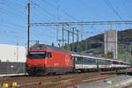 Re 460 061-5 fährt beim Bahnhof Sissach ein.