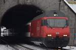 Re 460 078-9 zieht am 05.01.2019 ihren Interregio bei Villnachern AG durch den Villnachern Tunnel in Richtung Basel.