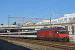 Re 460 044-1 fährt Richtung Bahnhof Muttenz. Die Aufnahme stammt vom 03.01.2019.