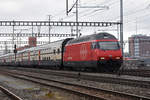 Re 460 034-2 durchfährt den Bahnhof Muttenz.