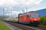 Re 460 090-4 fährt Richtung Bahnhof Itingen.