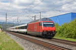 Re 460 052-4 fährt Richtung Bahnhof Itingen.