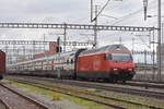 Re 460 081-3 durchfährt den Bahnhof Muttenz.