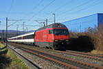 Re 460 051-6 fährt Richtung Bahnhof Itingen.
