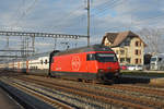 Re 460 040-9 durchfährt den Bahnhof Rupperswil.