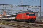 Re 460 038-3 durchfährt den Bahnhof Muttenz.
