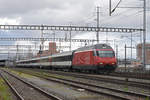 Re 460 001-1 durchfährt den Bahnhof Muttenz.