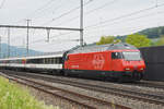 Re 460 014-4 durchfährt den Bahnhof Gelterkinden. Die Aufnahme stammt vom 13.05.2020.
