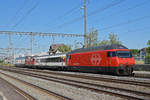 Re 460 037-5 schleppt den A 50 85 10-75 052-6, die Re 4/4 II 11144 und den A 50 85 16-94 015-4 durch den Bahnhof Rupperswil.