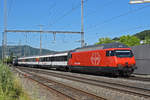 Re 460 082-1 durchfährt den Bahnhof Gelterkinden. Die Aufnahme stammt vom 07.07.2020.
