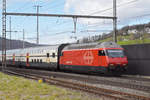 Re 460 035-9 durchfährt den Bahnhof Gelterkinden. Die Aufnahme stammt vom 11.03.2020.
