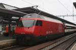 Die Re 460 023  Wankdorf  wartet in Genf mit ihrem Zug auf die Abfahrt.