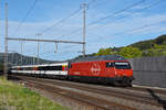 Re 460 049-0 durchfährt den Bahnhof Gelterkinden. Die Aufnahme stammt vom 25.08.2020.