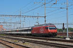 Re 460 062-3 durchfährt den Bahnhof Muttenz. Die Aufnahme stammt vom 18.05.2020.