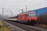 Re 460 049-0 fährt Richtung Bahnhof Itingen. Die Aufnahme stammt vom 04.01.2021.