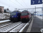SBB - Loks 460 031-8 mit IR nach Lausanne/Genf und 460 004-5 als IR nach Bern/Luzern im Bahnhof von Palezieux am 13.02.2021