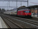 SBB - 460 0103-5 vor Personenwagen bei der einfahrt im Bahnhof Sissach am 26.02.2021