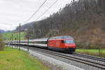 Re 460 043-3 fährt Richtung Bahnhof Tecknau.