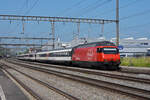 Re 460 048-2 durchfährt den Bahnhof Rupperswil. Die Aufnahme stammt vom 10.06.2021.