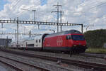 Re 460 050-8 durchfährt den Bahnhof Pratteln. Die Aufnahme stammt vom 09.07.2021.