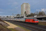 Re 460 057-3 fährt Richtung Bahnhof Muttenz. Die Aufnahme stammt vom 06.01.2022.