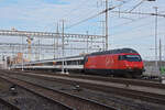 Re 460 055-7 durchfährt den Bahnhof Muttenz. Die Aufnahme stammt vom 22.01.2022.