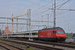 Re 460 087-0 durchfährt am 15.04.2022 den Bahnhof Muttenz.