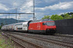 Re 460 054-0 durchfährt am 07.07.2022 den Bahnhof Gelterkinden.