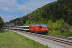 Re 460 028-4 fährt am 28.08.2022 Richtung Bahnhof Tecknau.