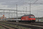 Re 460 091-2 durchfährt am 02.11.2022 den Bahnhof Pratteln.