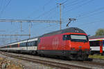 Re 460 037-5 hat am 16.08.2022 den Bahnhof Rheinfelden verlassen und fährt Richtung Bahnhof Kaiseraugst.