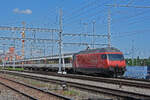 Re 460 107-6 durchfährt am 30.05.2022 den Bahnhof Muttenz.