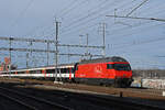 Re 460 113-4 durchfährt am 02.01.2023 den Bahnhof Muttenz.