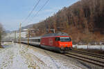 Re 460 090-4 fährt am 19.12.2022 Richtung Bahnhof Tecknau.