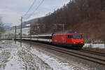 Re 460 028-4 fährt am 19.12.2022 Richtung Bahnhof Tecknau.