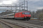 Re 460 075-5 durchfährt am 17.02.2023 den Bahnhof Möhlin.