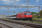 Re 460 056-5 durchfährt am 24.06.2022 den Bahnhof Pratteln.