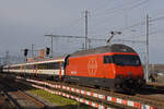Re 460 073-0 durchfährt am 02.01.2023 den Bahnhof Muttenz.