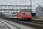 Re 460 086-2 durchfährt am 27.02.2023 den Bahnhof Rupperswil.