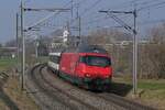 Und freundlich grüßt der Lokführer - Re 460 035-9 mit den Wagen des IR 2122, Konstanz - Luzern, kurz nach der Station Tägerwilen Dorf (04.03.2023)