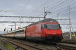 Re 460 111-8 durchfährt am 09.01.2023 den Bahnhof Muttenz.
