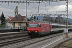 Re 460 107-6 durchfährt am 27.02.2023 den Bahnhof Rupperswil.